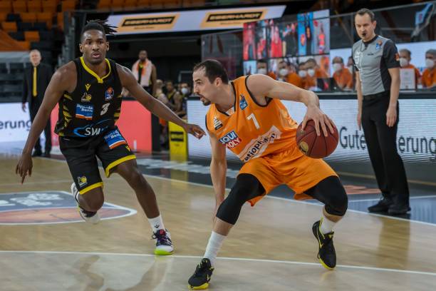 抢依然为球 抢依然为球