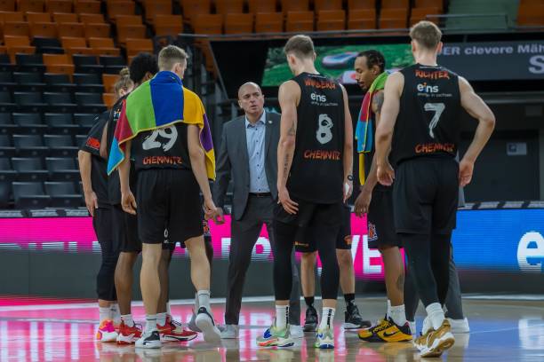 通过社交媒 通过社交媒